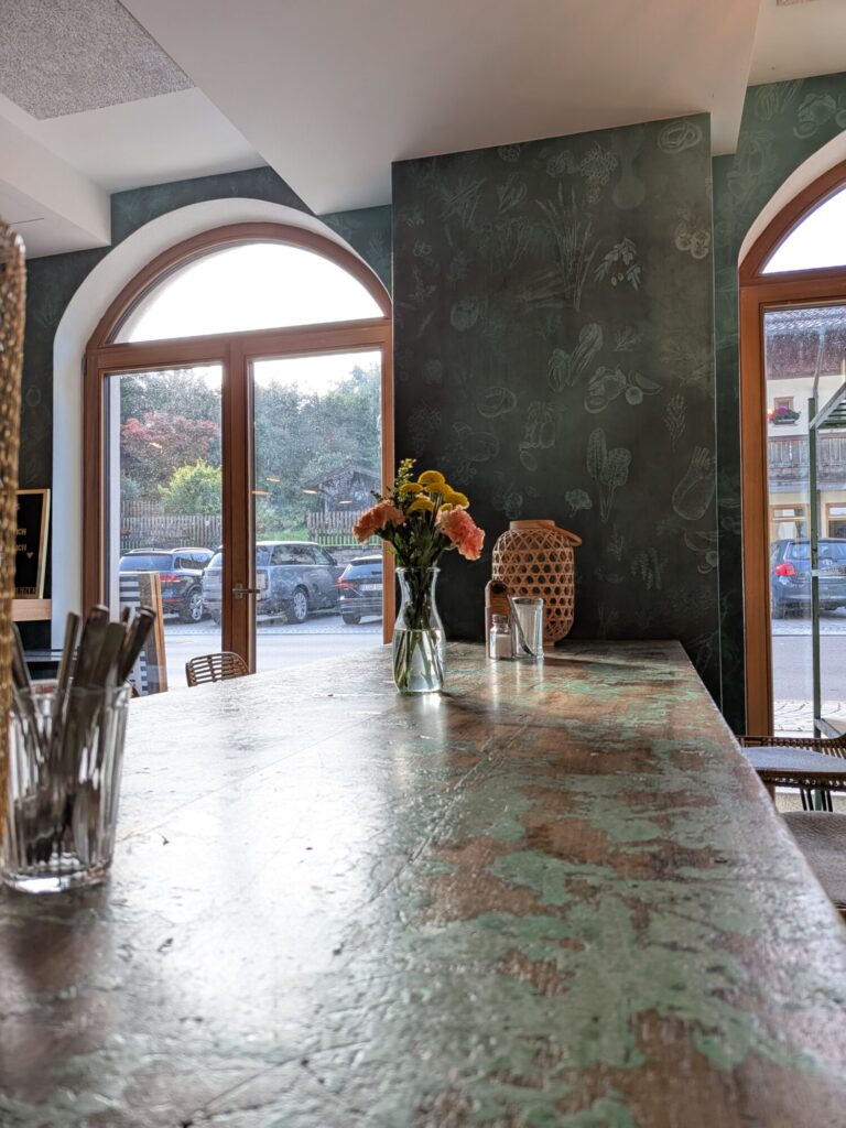 Wenn Räume Geschichten erzählen Kaffeetisch im Stürzer mit Tapete