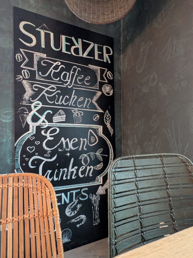 Das Auge isst mit Frühstück im Café Stuerzer vor Tapetenwand